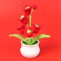 Lirio de los valles tejido a mano en crochet rojo en maceta blanca decorativa - Lirio de los Valles Con Capullo