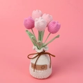 Handgefertigter gehäkelter Tulpenstrauß im creme Topf für Deko und Geschenke - 5-Kopf Verlauf Rosa Tulpe Im Topf (Garnvasenbasis)