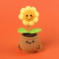 Vue détaillée d'un tournesol au crochet fait main en pot avec un joli visage souriant - Pot Smiley à 4 Couches