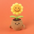 Dettaglio del girasole all'uncinetto fatto a mano con viso sorridente sul vaso - Vaso Smiley a 5 Strati