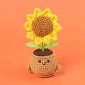 Tournesol au crochet fait main en pot avec visage souriant sur fond orange vif éclatant - Pot de Tournesol à 5 Couches (Brun Clair)