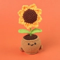 Vue détaillée d'un tournesol au crochet fait main avec une expression mignonne - Pot de Tournesol à 5 Couches (Brun Foncé)