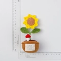 Handgehäkelte Sonnenblume und Pilz im Topf, 13,5 cm hoch mit Maßstab auf weißem Grund - Pilz Sonnenblume Topfpflanze (Garn Topf)