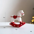 Schaukelpferd aus Keramik in Rot und Weiß mit handgemalten Weihnachtsdetails - Kleines Pferd