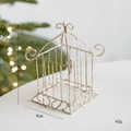 Ornement de Noël cage à oiseaux doré pailleté avec ruban blanc sur un sapin festif - Nichoir