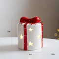 Weihnachtliche Keramiklaterne in Geschenkform mit roter Schleife und Sternen, 9cm hoch - Geschenkbox