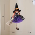 Poupée de sorcière d'Halloween en robe de dentelle violette avec balai et cloches - Violet