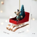 Ciondolo slitta con renna di Natale in abito verde e mini albero, lungo 9,5 cm - Stile Renna