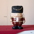 Casse-noisette en résine avec uniforme rouge et or et dimensions du produit - Soldat à l'Épée