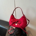 Borsa a mezzaluna in camoscio rosso scuro con fiocco e ciondolo a cuore argento - Rosso