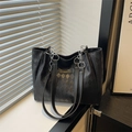 Bolso tote acolchado negro con asa de cadena, estilo minimalista perfecto para la oficina - Negro