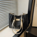 Bolso tote negro acolchado de gran capacidad con correas crema y cadenas de plata - Blanco