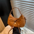 Borsa a mezzaluna in finta pelle scamosciata color caramello con fiocco e ciondolo - Marrone