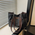 Bolso tote negro grande con diseño acolchado, correas marrones y detalles de cadena - Marrón