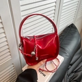 Bolso bandolera rojo brillante de cuero encerado con cadena y detalles plateados - Rojo
