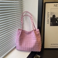 Sac fourre-tout rose avec texture grillagée 3D et anses tressées sous la lumière - Rose