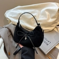 Borsa a mezzaluna in camoscio nero con fiocco e ciondolo a cuore argento - Nero