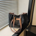 Bolso tote negro acolchado con asas de cuero rosa y detalles de cadena plateada - Rosa