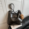 Borsa a spalla capiente in finta pelle marrone scuro con ciondolo a forma di orso - Borsa Singola / Nero