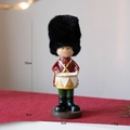 Figurine casse-noisette soldat tambour en résine uniforme rouge chapeau fourrure de 18cm - Casse-noisette avec tambour