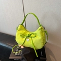 Borsa hobo scamosciata verde lime con fiocco in vernice e ciondolo a cuore - Verde