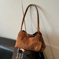 Bolso de hombro de gamuza marrón minimalista con correas de cuero y colgante vintage - Marrón