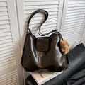 Borsa tote capiente marrone scuro in ecopelle lucida con ciondolo a forma di orsetto - Borsa Singola / Marrone