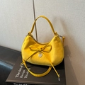 Borsa in pelle scamosciata giallo brillante con grande fiocco e ciondolo a cuore in metallo - Giallo