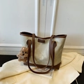 Borsa tote in tela verde chiaro con manici in pelle marrone e ciondolo a cucciolo - Borsa Singola / Grigio