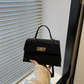 Borsa a mano nera leopardata con chiusura dorata e tracolla versatile ed elegante - Nero