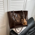 Retro coffee brown tote bag in oil-waxed PU leather with a cute plush bear charm - Single Bag / Brown
