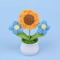 Handgemaakte gehaakte zonnebloem in witte keramische pot met kleine blauwe bloemen - Geel Blauw (Blauwe Puff Bloemen)