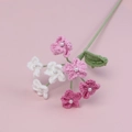 Detail eines Häkelblumenstraußes mit Perlenmitten und handgemachter Garnstruktur - Dunkelrosa + Hellrosa + Weiß
