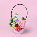 Bouquet di rose all'uncinetto fatte a mano in vaso bianco con manico sottile - Rosa