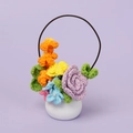 Vaso di fiori all'uncinetto fatto a mano con rose viola, margherite e manico in metallo - Viola
