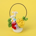 Bouquet di rose all'uncinetto fatto a mano in vaso bianco con cornice metallica rotonda - Giallo