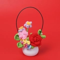 Mini pianta in vaso con rosa rossa e fiori misti all'uncinetto e manico nero - Rosso