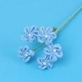 Handgefertigter Häkel-Vergissmeinnicht-Strauß mit blauen Garnblüten und Perlenmitte - Blau