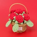 Bouquet di rose rosse all'uncinetto fatte a mano in cestino su sfondo rosso acceso - Cestino di Rose Rosse