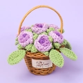 Dettaglio di rose viola fatte a mano all'uncinetto in un cestino con etichetta Lovely - Cestino di Rose Viola Sfumate