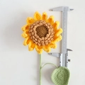 Girasole all'uncinetto fatto a mano con petali gialli e stelo verde, diametro 13 cm - Stile Piccolo con Semi Giallo