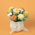 Detalle de maceta con rosas de ganchillo hechas a mano con flores y lazos coloridos - Rosa Amarilla Degradada