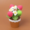 Handgemaakte gehaakte aardbeienplant met roze wollen bessen en witte kanten decoratie - Roze Aardbei Potplant / Roze Aardbei