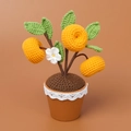 Detail van handgehaakte sinaasappelboom met groene bladeren en kanten bloempot - Sinaasappel Potplant / Sinaasappel