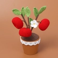 Detail van een handgehaakte kersenplant in pot met rode bessen en kant decoratie - Appel Potplant / Rode Kers