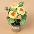 Handgefertigte Häkel-Rosen im Topf mit gelbem Farbverlauf und süßem Marienkäfer - Höhe 31cm / Gelb