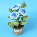 Handgefertigte gehäkelte blaue Rosen im Topf mit Deko-Pilz und Juteseil-Umhüllung - Höhe 31cm / Blau