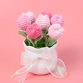 Handgefertigter Häkel-Tulpen-Blumentopf in Rosa mit Blättern und großer Organzaschleife - Verlauf Rosa