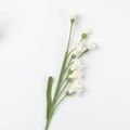 Fleur de freesia blanche faite à la main au crochet avec feuilles sur fond blanc - Type multi-fleurs / Crème