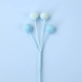 Bouquet di bacche fatte a mano all'uncinetto azzurre con 4 teste su sottili steli tessuti - Blu Sfumato